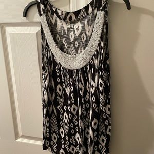 NWTS APT 9 large very unusual top-multi colored embellshed- white beads